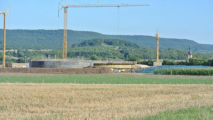 Drei große Baukräne stehen an der Straße zwischen Hofheim und dem Stadtteil Ostheim. Und gut erkennbar wachsen schon die großen Gärbehälter der neuen Biogas-Anlage aus dem Boden. Es vergeht kein Tag, an dem nicht einer der Aufsichtsräte der Bioenergie Hofheimer Land GmbH & Co hier vorbeischaut. Das Vier-Millionen-Euro-Projekt ist ja quasi ein Wahrzeichen für die moderne Landwirtschaft auch im Landkreis Haßberge. 27 Landwirte sind in der Gesellschaft zusammengeschlossen. Im Hintergrund die Ost...