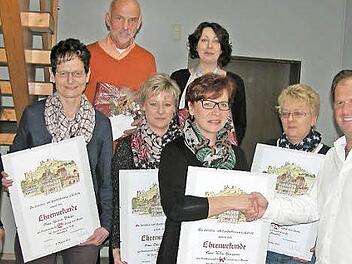 Bei der Mitarbeiterehrung bei der Firma Hauck (von links): Carolin Feyler, Karina Dittler, Sabine Sahm, Ulla Heymann, Daniela Lutze und Jörg Feyler. Dahinter Heinrich Bruns und Yvonne Langguth. Foto: Klaus Oelzner