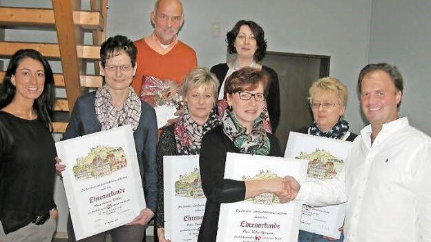 Bei der Mitarbeiterehrung bei der Firma Hauck (von links): Carolin Feyler, Karina Dittler, Sabine Sahm, Ulla Heymann, Daniela Lutze und Jörg Feyler. Dahinter Heinrich Bruns und Yvonne Langguth. Foto: Klaus Oelzner