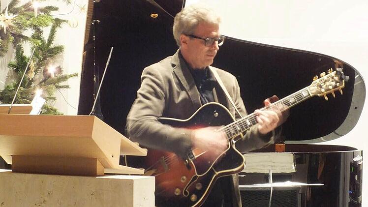 Jazzgitarrist Helmut Kagerer spielte eine akustische Gitarre. Foto: Manfred Welker