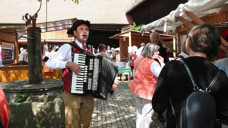 Hans-Dieter Ruß von der Gruppe Kemmärä Kuckuck war unermüdlich beim Spielen und Singen fränkischer Volkslieder. Foto: Evi Seeger