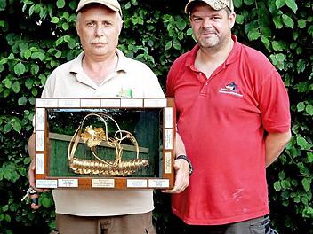 Ulrich Hübner aus Creußen gewann mit seinem Rüden Baldo von den Steigerwaldhöhen den Wanderpreis bei der Jubiläums-Schweißhundeprüfung der AG Zeil. Unser Bild zeigt den Preisträger (links) mit Prüfungsleiter Heinz Schulz.  Foto: Sabine Weinbeeer