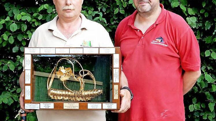 Ulrich Hübner aus Creußen gewann mit seinem Rüden Baldo von den Steigerwaldhöhen den Wanderpreis bei der Jubiläums-Schweißhundeprüfung der AG Zeil. Unser Bild zeigt den Preisträger (links) mit Prüfungsleiter Heinz Schulz.  Foto: Sabine Weinbeeer