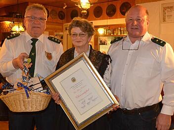 Jüngstes der insgesamt nur sechs Ehrenmitglieder bei den Königlich privilegierten Freihandschützen 1458 Bad Kissingen ist Ellen Kormann. Die langjährige Schatzmeisterin erhielt von 1. Schützenmeister Günter Fröhlich (li.) und Arthur Haupt (re.) Urkunde und Geschenkkorb zur Ehrenmitgliedschaft. Foto: Peter Rauch