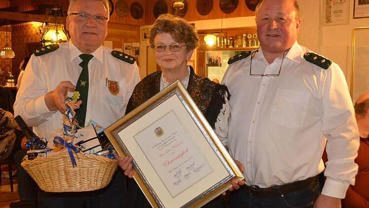 Jüngstes der insgesamt nur sechs Ehrenmitglieder bei den Königlich privilegierten Freihandschützen 1458 Bad Kissingen ist Ellen Kormann. Die langjährige Schatzmeisterin erhielt von 1. Schützenmeister Günter Fröhlich (li.) und Arthur Haupt (re.) Urkunde und Geschenkkorb zur Ehrenmitgliedschaft. Foto: Peter Rauch