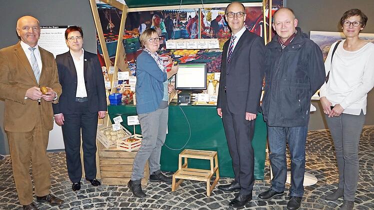 Die neue Ausstellung im Haus der Langen Rhön wurde eröffnet. Das Bild am neuen Marktstand zeigt von links Landrat Thomas Habermann, Bürgermeisterin Birgit Erb, Irene Friedrich vom Team des Hauses, Regierungsvizepräsident Jochen Lange, Michael Geier und Dr. Heike Niechoj, die die Ausstellung konzipierte.