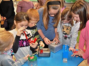 Mit Teamgeist, Entdeckerfreude und Forscherdrang wollen die Kinder des Rätsels Lösung näherkommen. Sigismund von Dobschütz