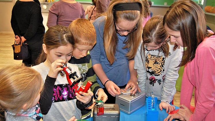 Mit Teamgeist, Entdeckerfreude und Forscherdrang wollen die Kinder des Rätsels Lösung näherkommen. Sigismund von Dobschütz