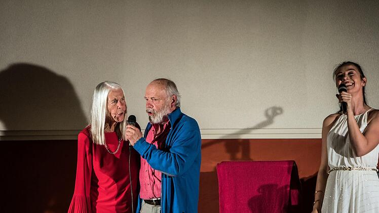 Wiederhören im Contakt: Anja Lenßen stellte ihr Programm "Frau über Bord" in Coburg vor.Foto: Jochen BErger