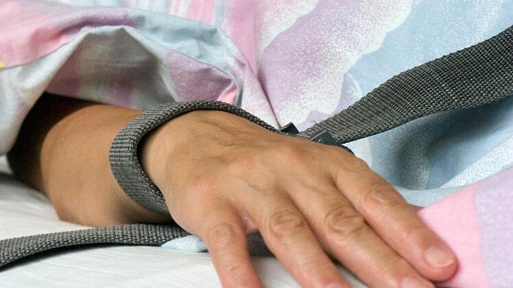 Nachdem er sich selbst und andere verletzt hatte, wurde der Angeklagte in einer Klinik fixiert. Foto: Hans-Jürgen Wiedl/dpa/Symbolbild