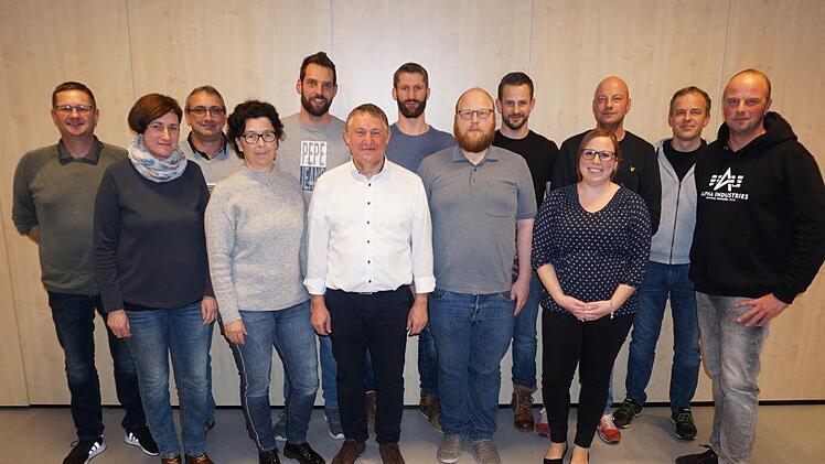 Die Listenkandidaten der Wählergruppe Waldfenster für die  Gemeinderatswahl präsentieren sich mit ihrem Bürgermeisterkandidaten  Frank Heckelmann (von links): Roland Schlereth, Lena Schlereth, Georg  Wehner, Petra Schlereth, Benedikt Walter, Frank Heckelmann, Thomas  Eckert, Sebastian Schlereth, Florian Vierheilig, Melanie Dietrich,  Stefan Vorndran, Ferdinand Krebs und Johannes Vorndran. Foto: Marion Eckert