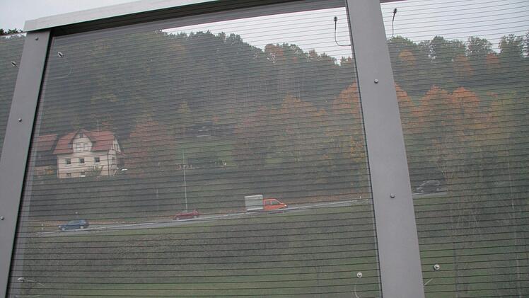 Die Lärmschutzwand.  Foto: Jürgen Gärtner