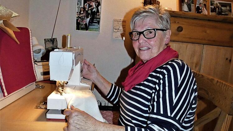 Magda Lauterbach kümmert sich nicht nur um das Aufstellen der Figuren, sie schaut auch darauf, dass die Kleider in Ordnung sind.