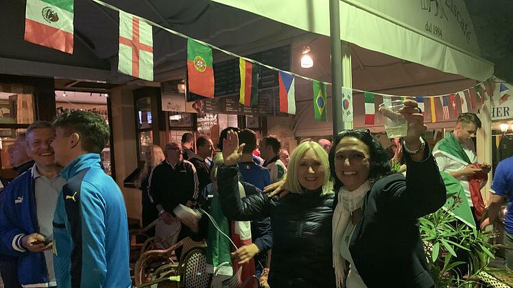 Kurz nach Mitternacht gab es in Fabio's Eiscafe Siegersekt für alle gratis. Die Freude bei rund 50 Fans der Squadra Azzura nach dem Elfmeterkrimi gegen England war groß - auch Birgit Dilauro und Guiseppina Wolf (rechts) feierten mit.