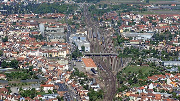 Bamberg ist eine traditionelle Bahnstadt: Nun gibt es Vorschläge, den Güterverkehr komplett an der Stadt vorbeizuführen.  Foto: Ronald Rinklef