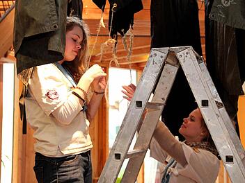 Jule (l.) und Kim hängen die nassen Planen auf. Foto: Johanna Blum