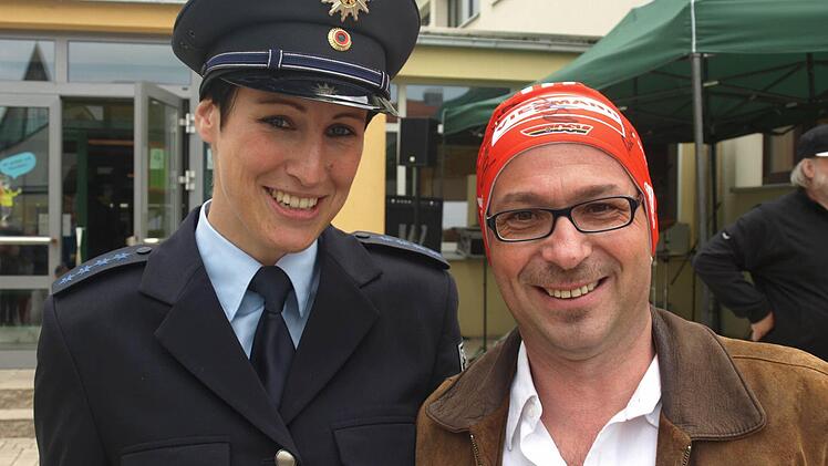 Die Ex-Biathletin Sabrina Buchholz (links), jetzt Lehrerin am AFZ der Bundespolizei, und Thomas Saal, der ihre Mütze ersteigerte.