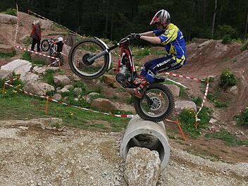 Thomas Passing vom MSC Kasendorf ist ein echter Könner. Immer wieder zeigt er den Zuschauern bei der Einweihung des neuen Trial-Geländes, wie geschickt er das Motorrad ohne Sitz auf einem Reifen über die Betonröhre bugsieren kann. Foto: Sonja Adam