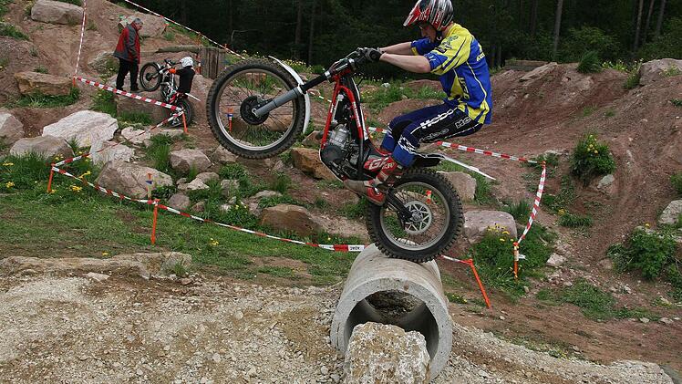 Thomas Passing vom MSC Kasendorf ist ein echter Könner. Immer wieder zeigt er den Zuschauern bei der Einweihung des neuen Trial-Geländes, wie geschickt er das Motorrad ohne Sitz auf einem Reifen über die Betonröhre bugsieren kann. Foto: Sonja Adam