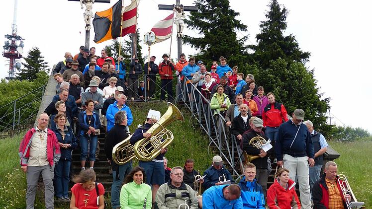 Die Eberner Wallfahrerinnen und Wallfahrer am Ziel ihrer Wallfahrt dem Kreuzberg. Foto: privat