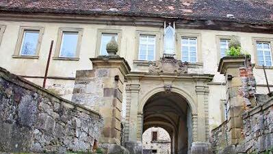 Der charakteristische Zugangsweg zum historischen Schloss.