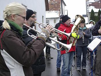 Der letzte Gruß an das ausklingende Jahr hat im Stadtteil Untererthal schon eine 135-jährige Tradition und ist bisher nur einmal - wetterbedingt - ausgefallen.  Fotos: Winfried Ehling