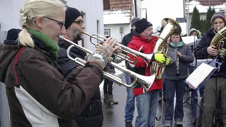 Der letzte Gruß an das ausklingende Jahr hat im Stadtteil Untererthal schon eine 135-jährige Tradition und ist bisher nur einmal - wetterbedingt - ausgefallen.  Fotos: Winfried Ehling