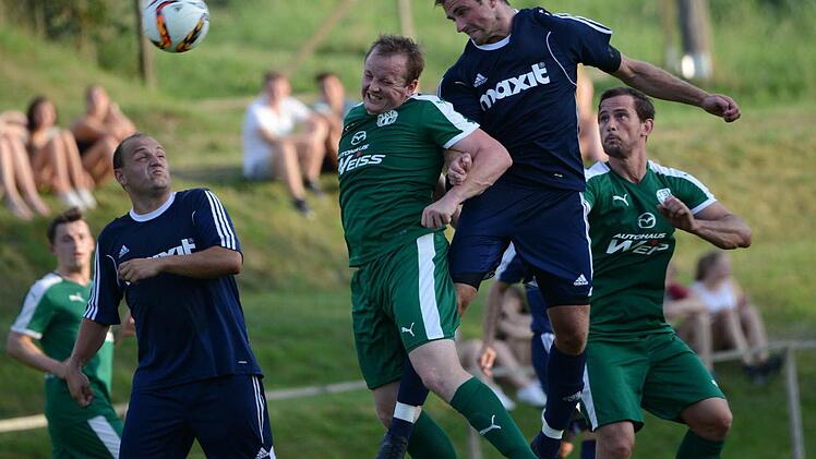 Sebastian Wirth klärt per Kopf vor Timo Jahrsdörfer. Foto: Alexander Muck