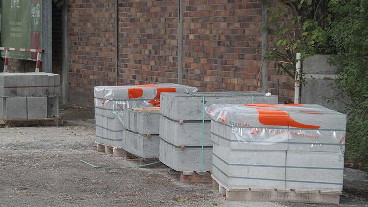 Die Arbeiten am Schwedensteg gehen voran. Foto: Silvia Vießmann