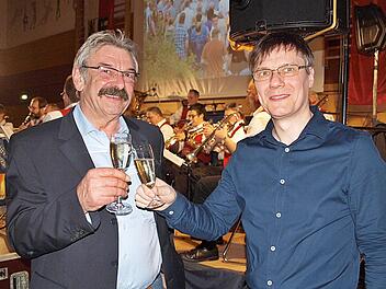 Allen Grund zum Anstoßen hatten zum Abschluss des Festjahres die Organisatoren Robert Weiß (li.) und Johannes Berner. Foto: Thomas Weichert