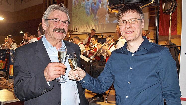 Allen Grund zum Anstoßen hatten zum Abschluss des Festjahres die Organisatoren Robert Weiß (li.) und Johannes Berner. Foto: Thomas Weichert