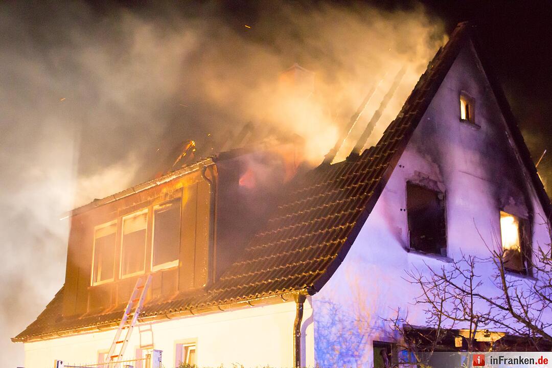 Wohnhaus wird durch Blitzschlag ein Raub der Flammen - Bewohner können sich rechtzeitig retten - Brand hält rund 100 Feuerwehrleute in Atem