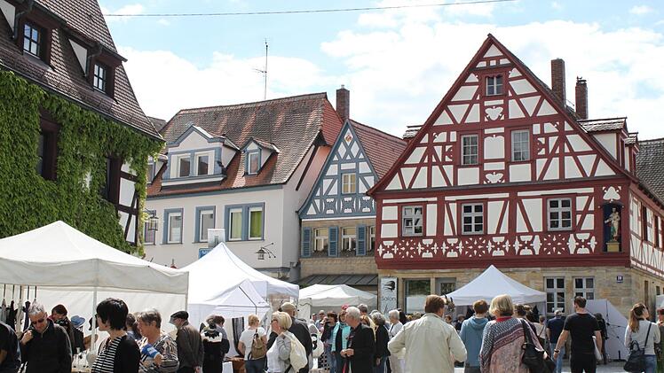 Zum Kunsthandwerkermarkt und verkaufsoffenen Sonntag waren zahlreiche Besucher gekommen. Foto: Carmen Schwind