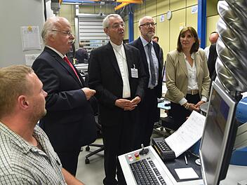 Hoher Besuch bei der Firma Kaeser Kompressoren (von links): Mitarbeiter René Enders, Thomas Kaeser, Erzbischof Ludwig Schick, Abteilungsleiter Bernhard Brand, Tina-Maria Vlantoussi-Kaeser Foto: Gabi Arnold