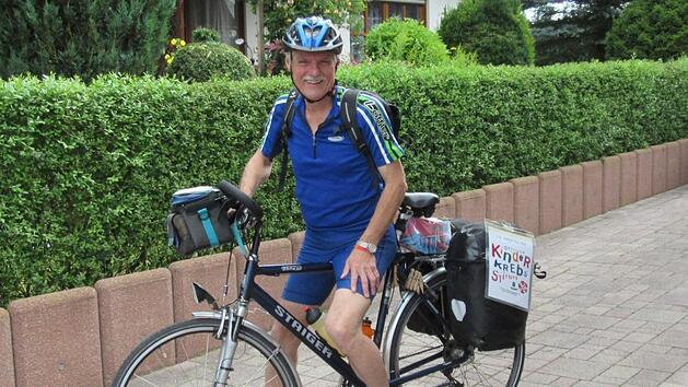 Beim Start zur Spendensammel-Radtour ist Hund Soby noch an Werner Tetschs Seite Fotos: privat