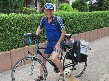 Beim Start zur Spendensammel-Radtour ist Hund Soby noch an Werner Tetschs Seite Fotos: privat