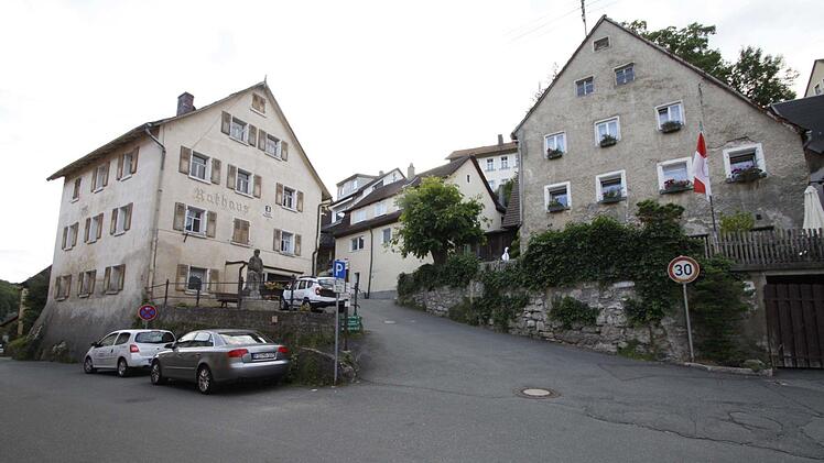 Das alte Rathaus (links) ist für Städteplaner Franz Ullrich ein "Leuchtturm", der am Marktplatz prägend ist und daher erhalten werden sollte. Foto: Reinhard Löwisch