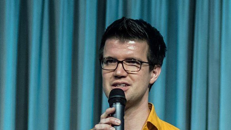 Fabian Wankmüller vom Verein "Klanggrenzen" begrüßte das Quintett Brassessoires zum Gastspiel in Coburg.Foto: Jochen Berger