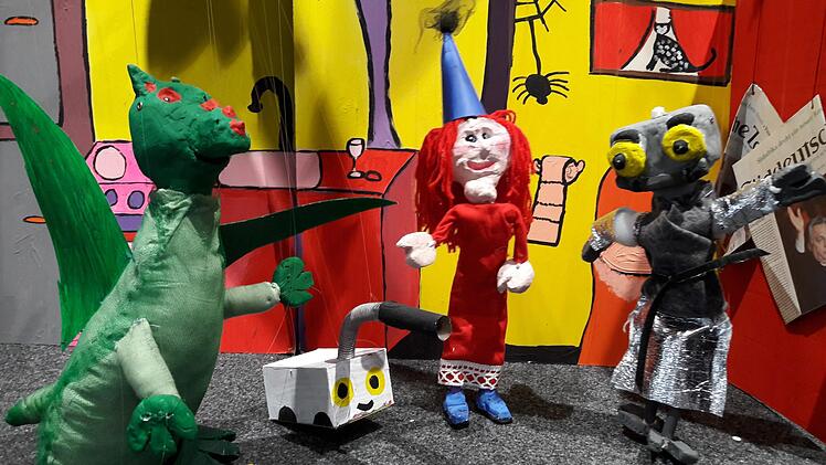 Die Marionetten Koks, der Hausdrache, der sprechende Staubsauger, Burgfräulein Bö und Ritter Rost (von links) auf der BühneGünther Geiling