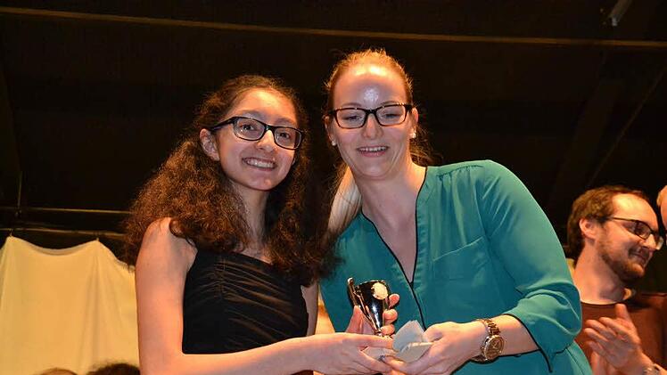 Da war für Ofeliya Guliyeva die Welt noch in Ordnung: Bei einem Klavier-Wettbewerb des Caspar-Vischer-Gymnasiums im Februar 2017 gewann die Schülerin den zweiten Preis. Die damals 13-Jährige galt als Ausnahmetalent mit großer musikalischer Zukunft. Doch dann wurde sie zusammen mit ihrer Mutter Naile im November nach Aserbaidschan abgeschoben. Nun ist sie wieder da - wenn auch allein.Archiv/Uschi Prawitz
