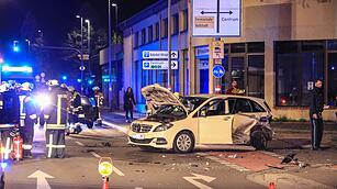 Bamberg: Auto kracht in Taxi - Verursacher flüchtet und lässt Verletzte zurück