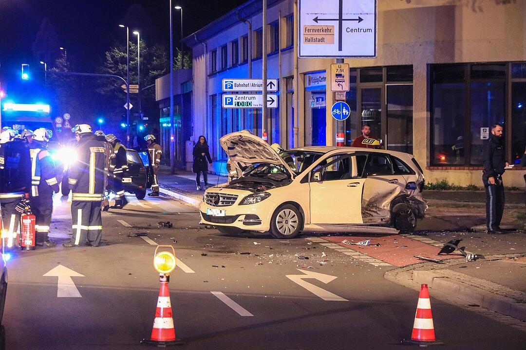 Bamberg: Auto kracht in Taxi - Verursacher flüchtet und lässt Verletzte zurück