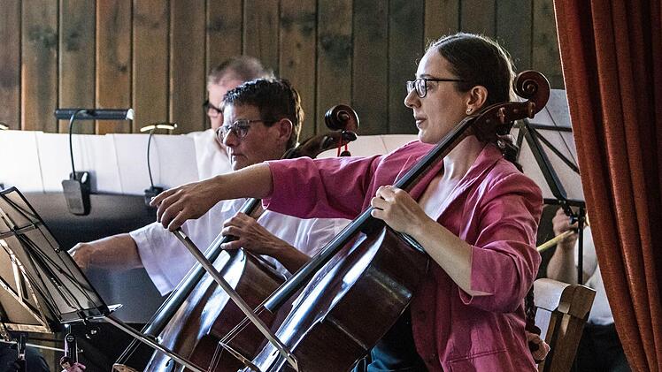 Ein abwechslungsreiches PRogramm rund um das Thema Puppen bot der Musizierkreis Neustadt unter der Leitung von Norbert Luche bei seiner Kaffeehausmusik.Foto: Jochen Berger