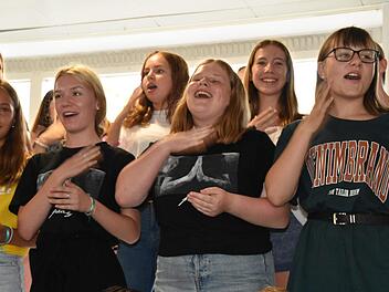 Die 7. Klassen mit "Always Look on the Bright Side of Life"  Foto Uschi Prawitz