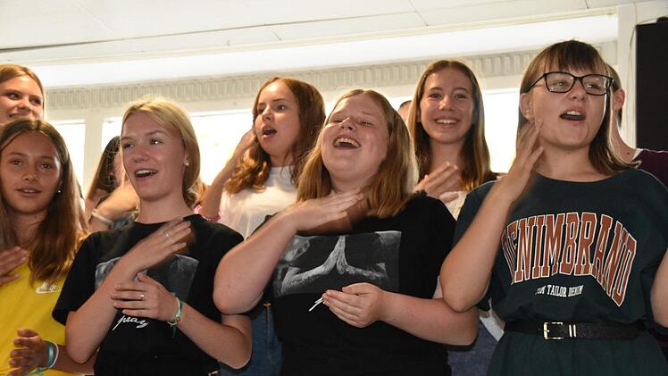 Die 7. Klassen mit "Always Look on the Bright Side of Life"  Foto Uschi Prawitz