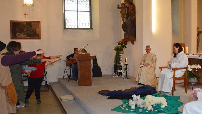 Einfach spitze, dass Du da bist, sangen Heimbewohner und begrüßten damit ihre neue Gemeindereferentin Maria Krines. Foto: Hanns Friedrich