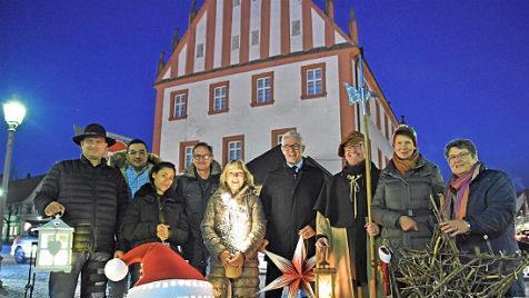 Sie sind Mitwirkende (von links): Stefan Haberstroh (Ratskeller), Ilias Dawud (Altstadthotel), Veronica Losansky ("Stehverkert"), René Büchner (Weinhaus Schaffner), Angelika Beständig (Ratskeller), Bürgermeister Günther Werner, Nachtwächter Detlef Hauck sowie Antje Eickhoff und Brigitte Amthor (ökumenischer Verein "Bibelwelten Haßfurt").