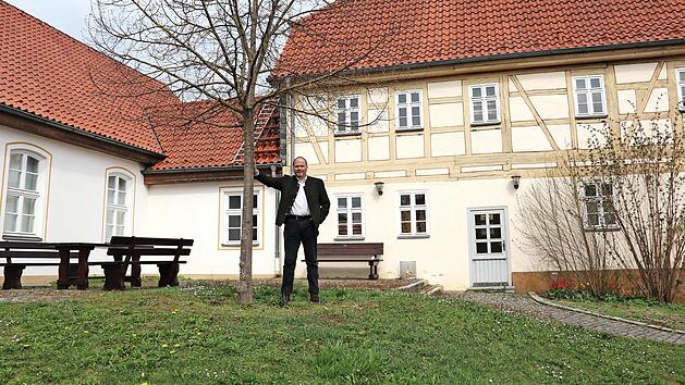 Rückansicht des Wankhauses mit Saalanbau: Bürgermeister Bernd Reisenweber freut sich auf die Dinge, die da kommen werden.