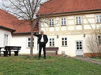Rückansicht des Wankhauses mit Saalanbau: Bürgermeister Bernd Reisenweber freut sich auf die Dinge, die da kommen werden.