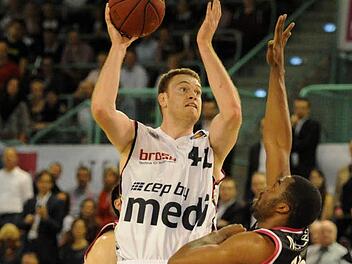 Der Bayreuther Brian Qvale - hier gegen Jamal McLean (rechts) - war der Turm in der Schlacht, erzielte bärenstarke 28 Punkte und griff sich zwölf Rebounds. Aber auch er konnte die knappe Heimniederlage gegen die Telekom Baskets nicht verhindern. Foto: Peter Mularczyk
